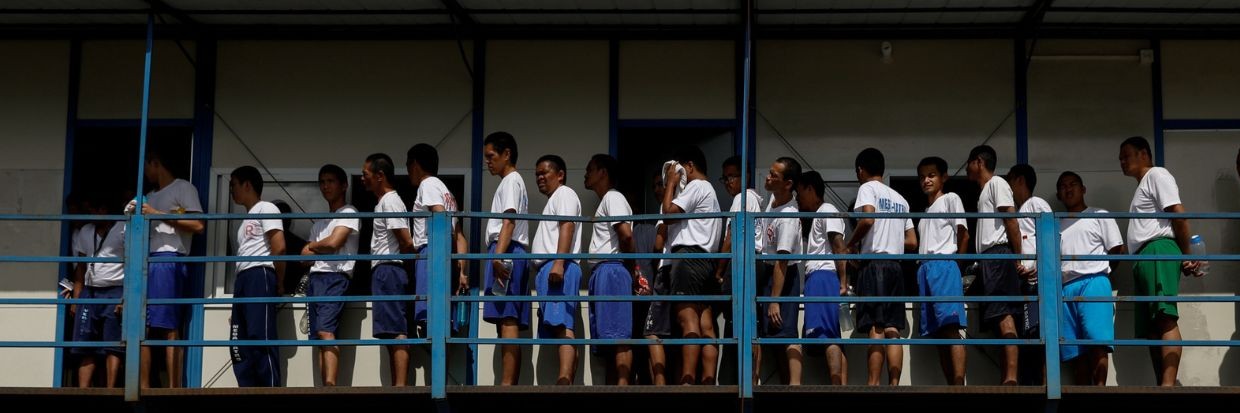 Drug rehab patients walk in formation to have lunch at the Mega Drug Abuse Treatment and Rehabilitation Center, in Nueva Ecija province, north of Manila, Philippines December 9, 2019. ©Reuters