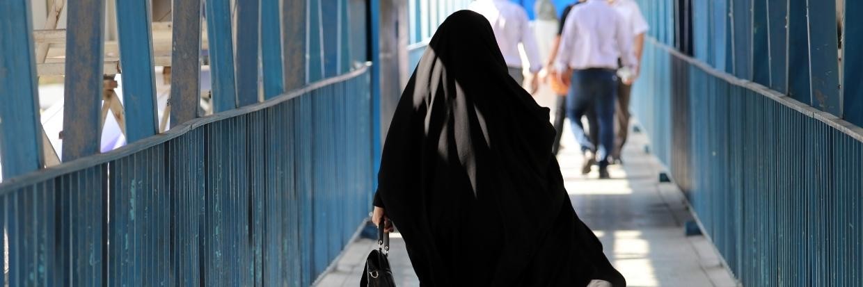 Une Iranienne marche dans une rue de Téhéran, en Iran, le 19 septembre 2022. © EPA-EFE