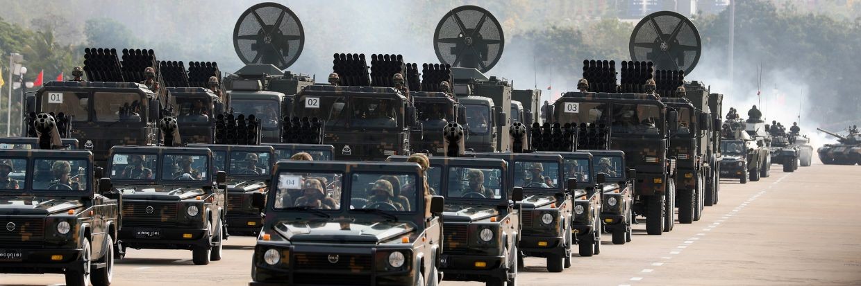 Myanmar soldiers drive military vehicles during a parade commemorating the 77th Armed Forces Day in Naypyidaw Myanmar, 27 March 2022 © EPA-EFE