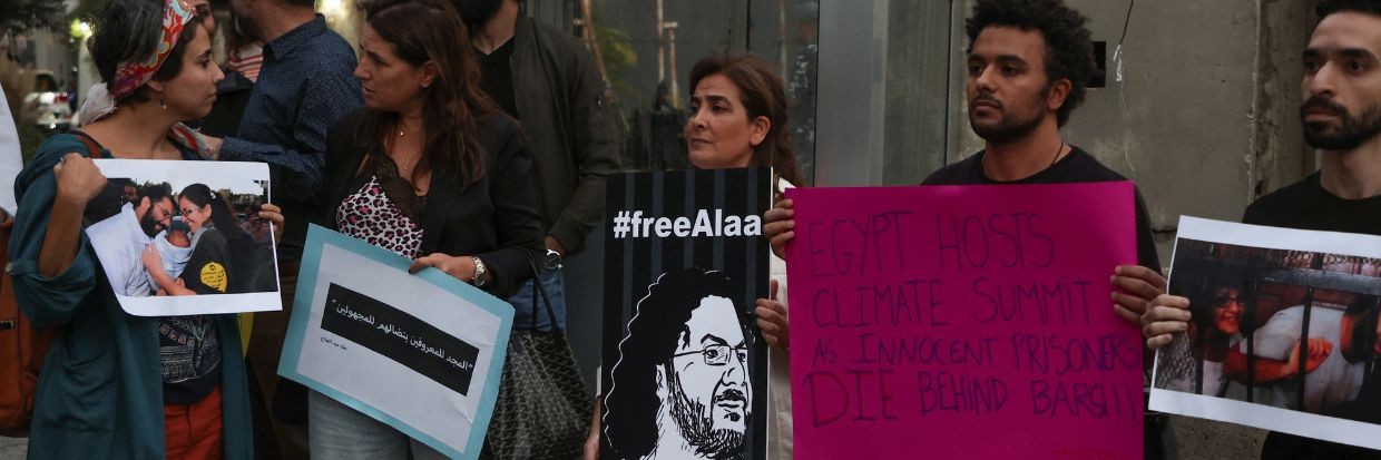 Manifestantes sostienen pancartas mientras exigen la liberación del egipcio-británico en huelga de hambre Alaa Abd el-Fattah cerca de la embajada británica en Beirut, Líbano, el 7 de noviembre de 2022. © Reuters