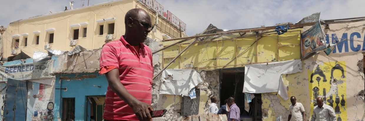 Residentes observan la escena de un ataque del grupo Al Shabaab vinculado a Al Qaeda, en Mogadiscio, Somalia, 21 de agosto de 2022 Ⓒ Reuters