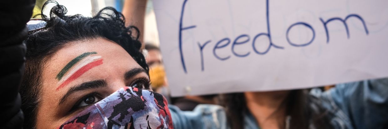 Les mains peintes en rouge, des Iraniens brandissent des photos de Mahsa Amini lors d’une manifestation tenue suite à sa mort devant le Consulat iranien, à Istanbul, en Turquie, le 17 octobre 2022. © EPA-EFE