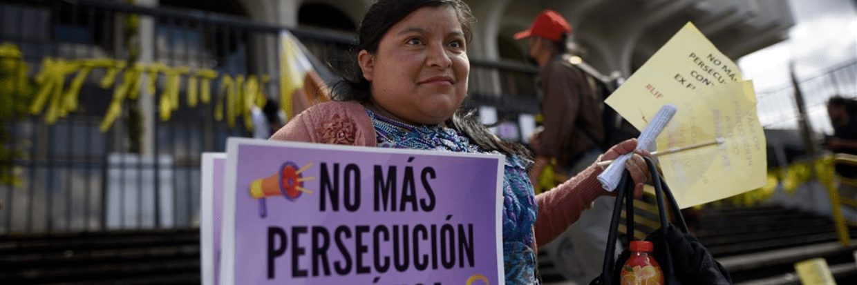 Civil society organizations hold a sit-in in front of the Supreme Court of Justice in support of the former head of the Special Prosecutor's Office, Virginia Laparra, who is facing trial for the alleged crime of continuous abuse of authority, in Guatemala City on 28 November 2022. Ⓒ EPA-EFE 