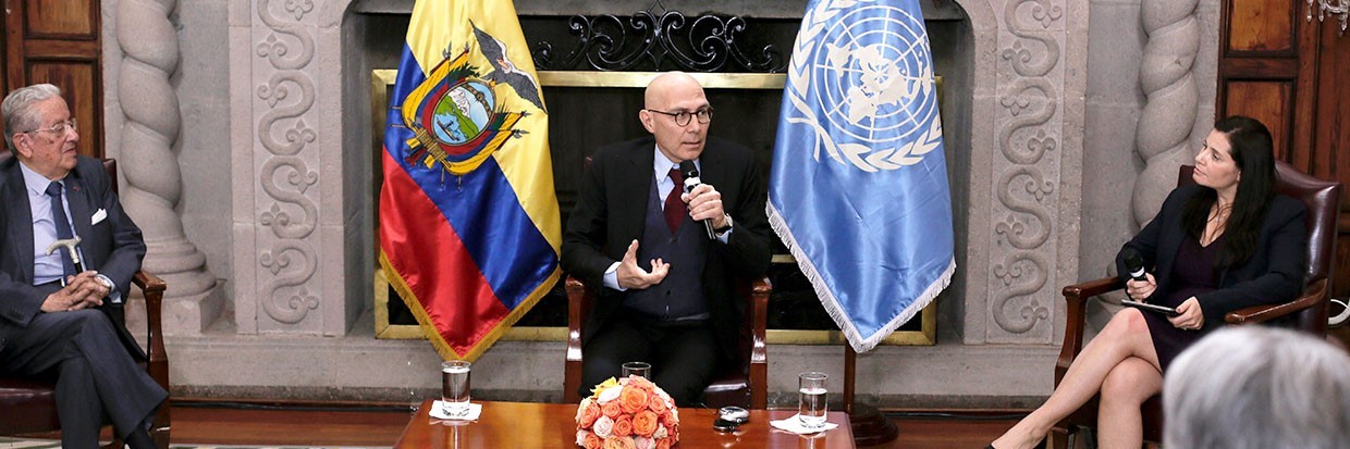 El Alto Comisionado de la ONU para los derechos humanos Volker Türk en un evento sobre UNDHR75 en Quito, Ecuador, con (a su derecha) el primer HC de la ONU para los Derechos Humanos José Ayala-Lasso y la Coordinadora Residente de la ONU en Ecuador Lena Savelli. © OACDH