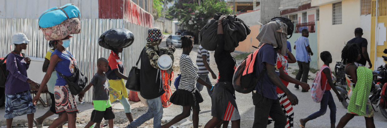 People displaced by gang war violence in Cite Soleil walk on the streets of Delmas neighborhood after leaving Hugo Chaves square in Port-au-Prince, Haiti November 19, 2022 © Reuters