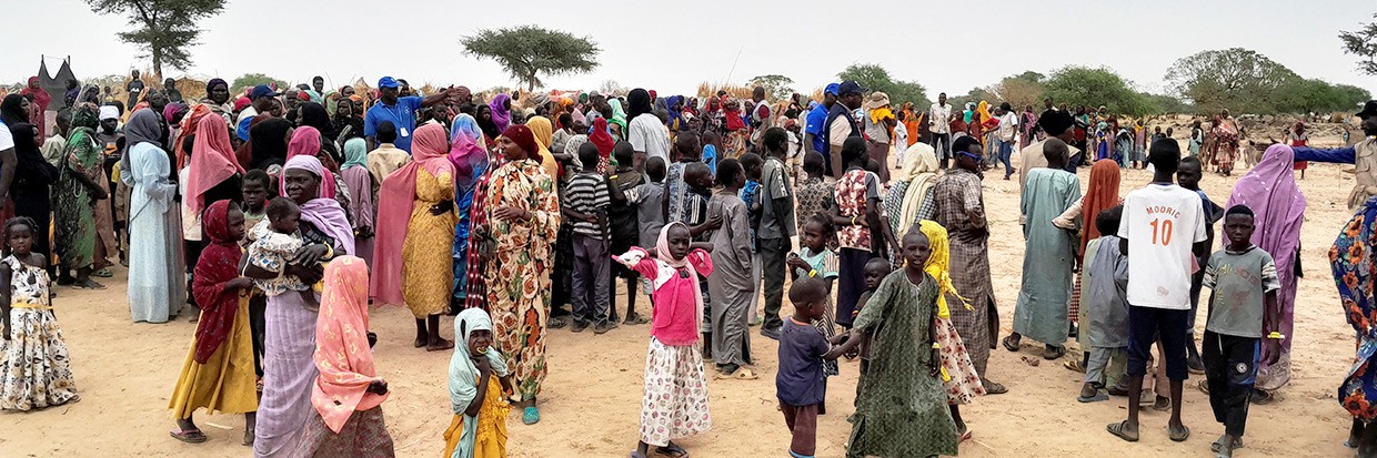 سودانيون فروا من العنف المتفشي في بلادهم ووصلوا مؤخّرًا إلى مخيم بالقرب من الحدود بين السودان وتشاد في أدري، ينتظرون دورهم كي يتمّ تسجيلهم، تشاد، 26 نيسان/ أبريل، 2023. © رويترز/ محمد رمضان