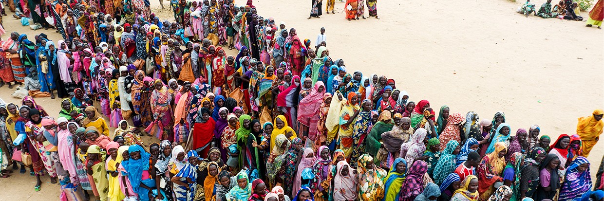 المدنيون الفارون من القتال في السودان ينتظرون الطعام في المنطقة الحدودية مع تشاد. © مفوضية الأمم المتحدة السامية لشؤون اللاجئين