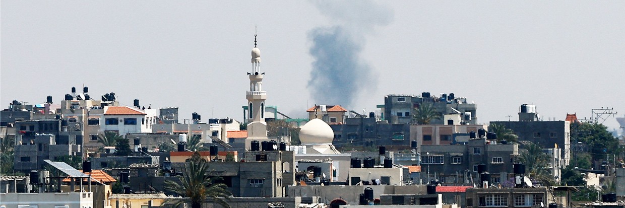 De la fumée s’élève à la suite d’une frappe israélienne, à Gaza, le 10 mai 2023. © REUTERS/Ibraheem Abu Mustafa