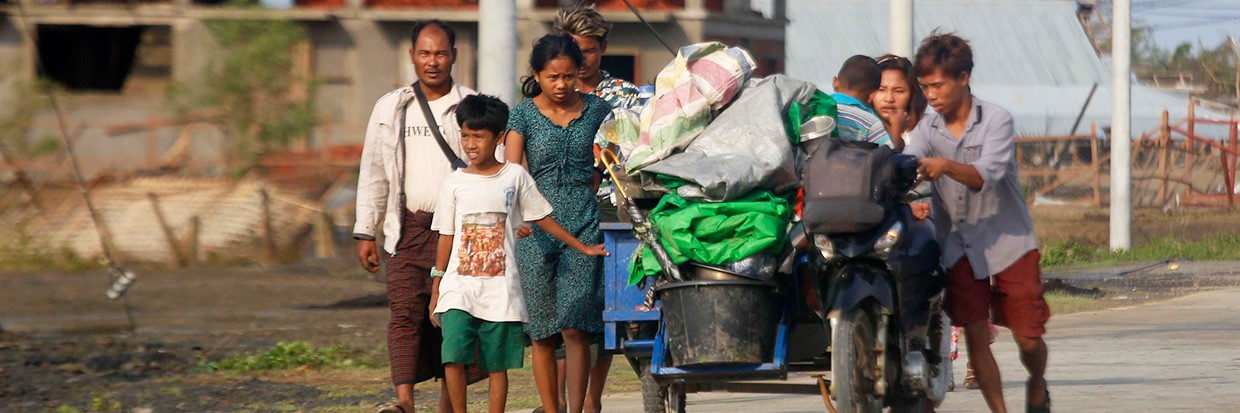 People bring their belongings with tricycle after cyclone Mocha made landfall in Sittwe, Rakhine State, Myanmar, 15 May 2023. The UN humanitarian aid office OCHA said that tropical cyclone Mocha made landfall in Myanmar on 14 May afternoon with maximum sustained winds of 250 km/h, and wind gusts up to 305 km/h. © EPA-EFE/NYUNT WIN