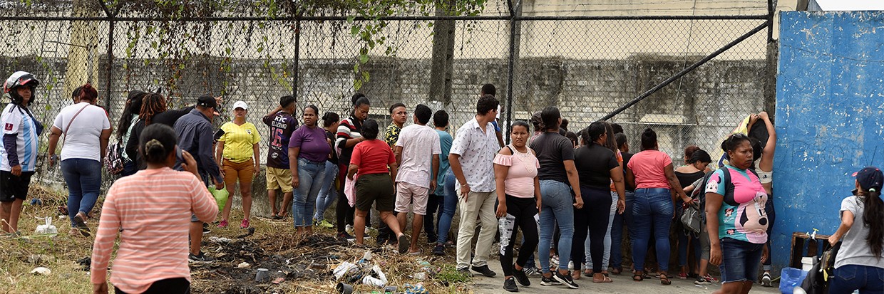 Des membres de la famille de détenus attendent des nouvelles de leurs proches à l’extérieur de la prison de Guayaquil, après que le Gouvernement équatorien a déclaré mardi l’état d’urgence pour 60 jours dans toutes les prisons du pays et autorisé les forces armées à reprendre le contrôle de ces dernières, à la suite d’une vague de violence qui a fait 18 morts durant le week-end, à Guayaquil, en Équateur, le 25 juillet 2023. © REUTERS/Vicente Gaibor del Pino