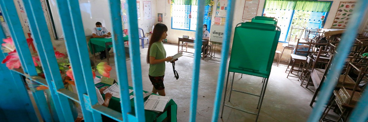 Une femme tient son bulletin de vote alors qu’elle se dirige vers un isoloir dans un bureau de vote à Phnom Penh, au Cambodge, le 23 juillet 2023. Les septièmes élections de l’Assemblée nationale du Cambodge se sont tenues le 23 juillet 2023. © EPA-EFE/KITH SEREY