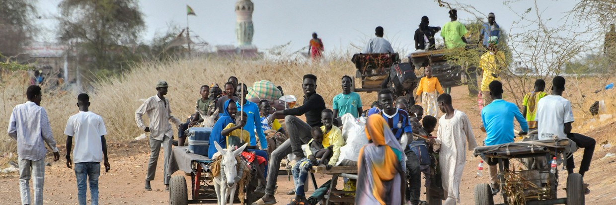 Civilians who fled the war-torn Sudan following the outbreak of fighting between the Sudanese army and the paramilitary Rapid Support Forces (RSF) walk at the Joda South border point, in Renk County, Upper Nile state, South Sudan April 30, 2023. © REUTERS/Jok Solomun