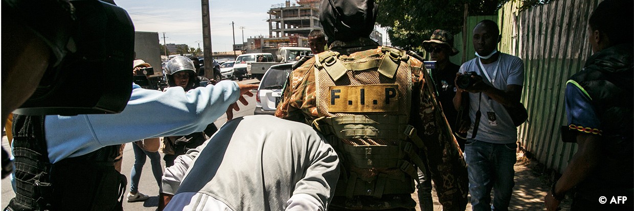 Miembros de las fuerzas de seguridad de Madagascar detienen a un miembro de la oposición en Antananarivo, el 7 de octubre de 2023. Ⓒ RIJASOLO / AFP 