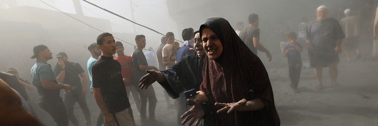 Palestinos reaccionan en el lugar donde se han producido ataques israelíes contra viviendas, mientras continúa el conflicto entre Israel y el grupo islamista palestino Hamás en Khan Younis, al sur de la Franja de Gaza, 26 de octubre de 2023. Ⓒ REUTERS/Mohammed Salem