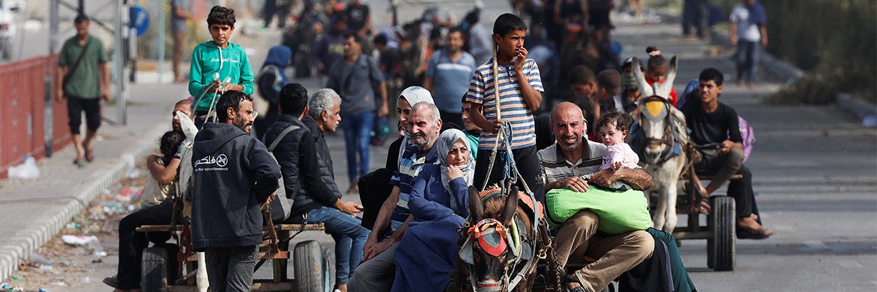 Palestinians ride on animal-drawn carts, as people flee north Gaza towards the south, amid the ongoing conflict between Israel and Palestinian Islamist group Hamas, on 9 November 2023.  ©REUTERS/Mohammed Salem