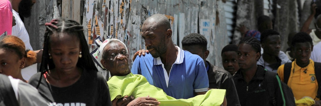 Varias personas cargan con sus pertenencias mientras huyen de su barrio, Carrefour Feuilless, después de que las bandas se hicieran con el control, en Puerto Príncipe, Haití, 15 de agosto de 2023. REUTERS/Ralph Tedy Erol TPX IMÁGENES DEL DÍA