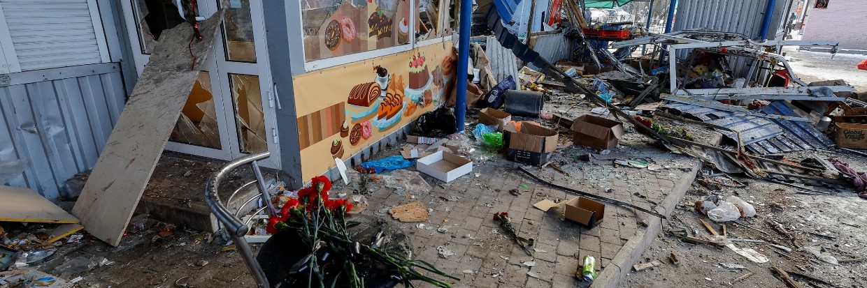 Photo montrant des fleurs déposées sur un marché en mémoire des victimes tuées lors d’une frappe que les autorités russes installées à Donetsk ont qualifié d’attaque militaire ukrainienne. Ces dernières ont ensuite annoncé un jour de deuil. Cette attaque récente s’inscrit dans la poursuite du conflit russo-ukrainien à Donetsk.