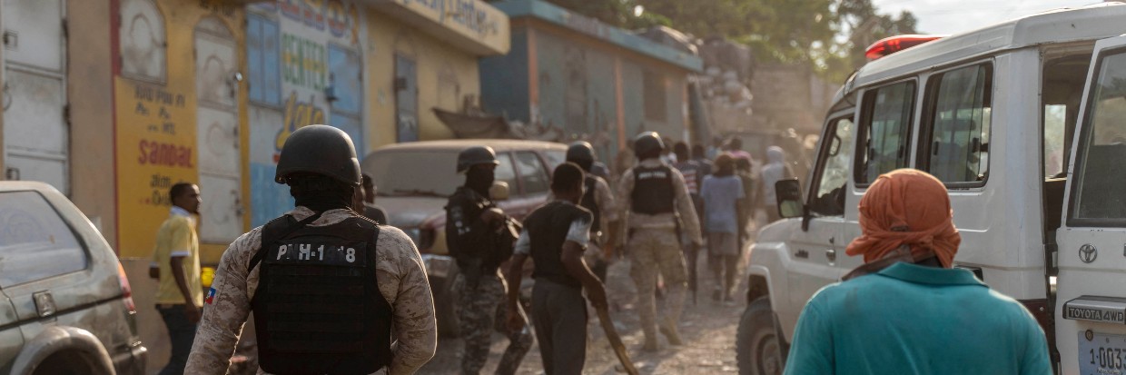 Police attempt to secure the area during an attack by armed gangs as people flee their homes in the Carrefour Feuille neighborhood of Port-au-Prince, Haiti, November 10, 2022. © Richard Pierrin / AFP