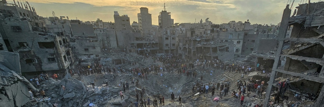 Palestinians search for casualties at the site of Israeli strikes on houses in Jabalia refugee camp in the northern Gaza Strip, October 31, 2023. © REUTERS/Anas al-Shareef