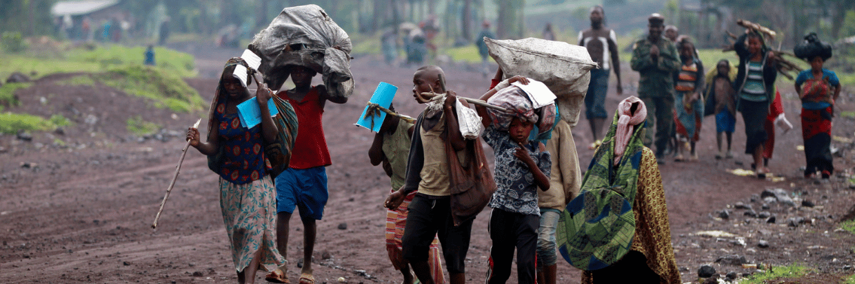 Personas huyen de los combates cerca de Goma, en el este de la RDC REUTERS/Thomas Mukoya