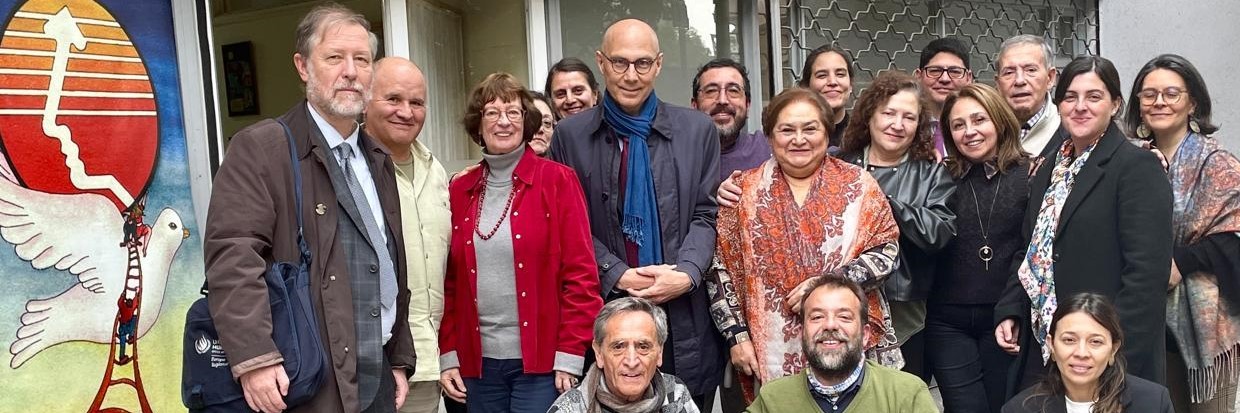 Photo de Volker Türk avec les autorités et la société civile au Chili 