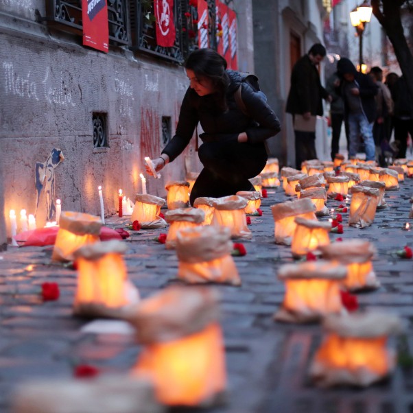 A woman lights candles during a commemorative event in the Londres 38 building, a detention and torture center for opponents of the military regime during Augusto Pinochet's dictatorship, in Santiago, Chile, 11 September 2017. © EPA-EFE/Mario Ruiz