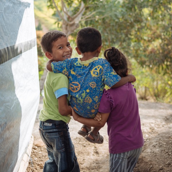 Youngsters play in Papaya Comunity shelter built in response to an earthquake, Ecuador, 2016. © UNICEF/UN033693/Arcos