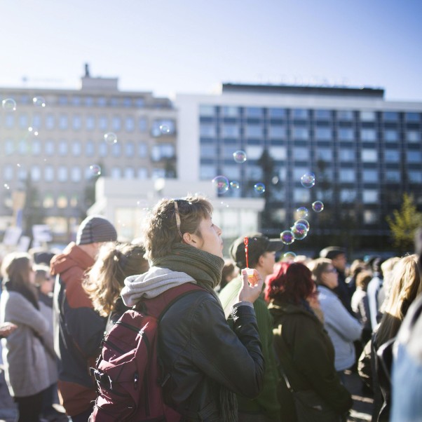 Pro-immigration protesters blow soap bubbles in the air in Lahti, Finland, October 3, 2015. © REUTERS/Samuli Ikaheimo/Lehtikuva