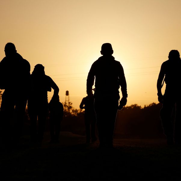 Silhouette of migrants. © REUTERS/Carlos Jasso