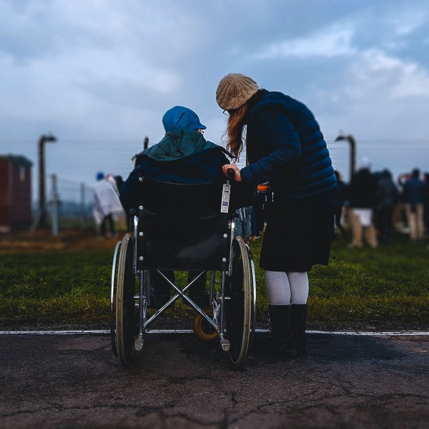 Siggy Weiser, Holocaust survivor, watches Jewish youth praying at the Memorial and Museum Auschwitz-Birkenau, in Poland. © Josh Appel on Unsplash