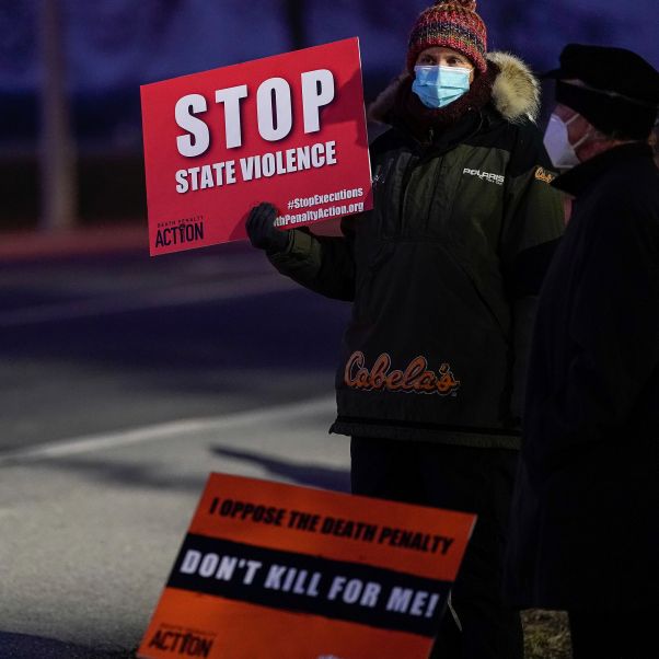 Activists in opposition to the death penalty gather to protest the execution of Lisa Montgomery, who is scheduled to be the first woman put to death by the federal government in nearly 70 years, at the United States Penitentiary in Terre Haute, Indiana, U.S. January 12, 2021. © REUTERS/Bryan Woolston