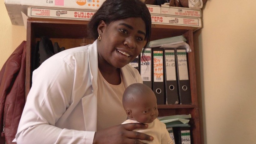 Psychologist Espérance Kirungi uses props, such as dolls, to create a connection and communication with children victims of traumatic events. ©OHCHR/A. Headley