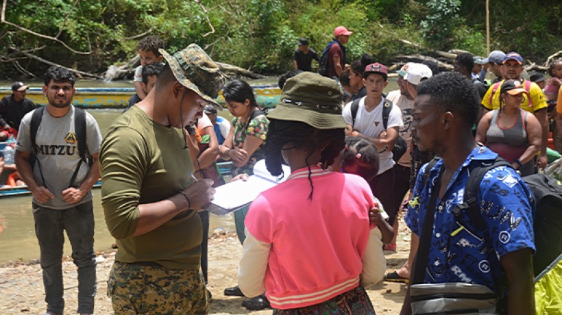 Once off the boats, migrants are met by agents from the National Border Service, who ask their nationality.  © Carlos Rodriguez/ROCA 