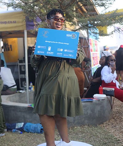 Festival participants had the chance to show their support for their favourite SDG by: (photo1) rotating on the 360-degree selfie stand, (photos 2 and 3) or holding a card showing their support.  ©Reign Pot