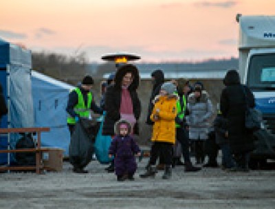 :  Ukrainian refugees arrive at the Refugee Accommodation Center near Palanca Village, some three kilometers from the Moldova-Ukraine border, Moldova, 17 March 2022.  © EPA-EFE/DUMITRU DORU