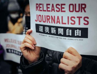 Hong Kong immigrants rally outside the Hong Kong Economic and Trade Office in London as part of protests to denounce the Hong Kong government for its crackdown on Hong Kong press freedom by arresting journalists and shutting down independent media © REUTERS