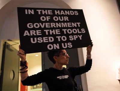 A woman holds up a sign at a support rally for Edward Snowden, a former contractor at the National Security Agency (NSA) in New York City, USA.) – ©REUTERS/Eric Thayer