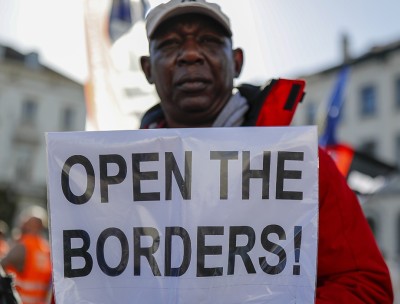 Protesters take part in the 'Rights, no death' march in support of migrants, Brussels, Belgium, 01 October 2022. © EPA-EFE/JULIEN WARNAND