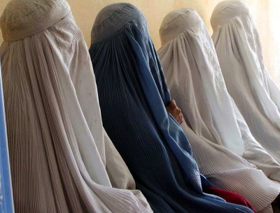 Afghan women wait for pre-natal checks at a hospital in Faizabad in Badakshan province. © REUTERS/Angie Ramos