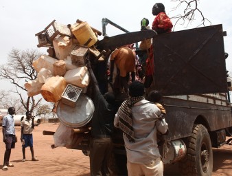 Refugees load their belongings onto a truck as they prepare to return to the Nuba mountains from Yida camp in South Sudan's Unity State, April 20, 2013. © REUTERS/Andreea Campeanu