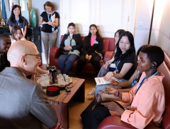 Child advisors of the Committee on the Rights of the Child meet with UN Human Rights chief Volker Türk. © OHCHR 