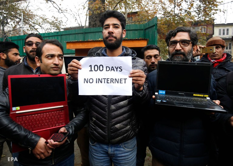 Rakhine University Students hold placards during a protest against the internet shutdown in Sittwe, Rakhine State, Western Myanmar, 2020.  Ⓒ EPA-EFE/NYUNT WIN