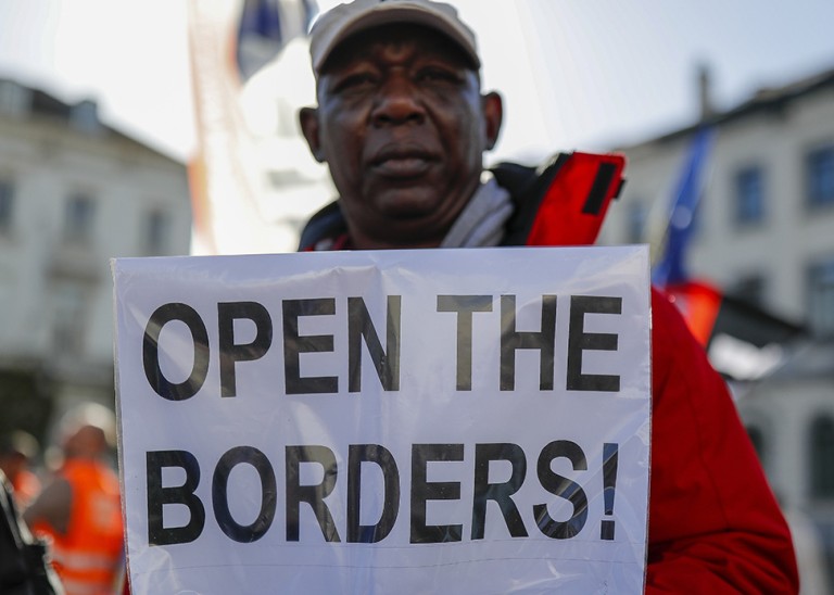 Protesters take part in the 'Rights, no death' march in support of migrants, Brussels, Belgium, 01 October 2022. © EPA-EFE/JULIEN WARNAND