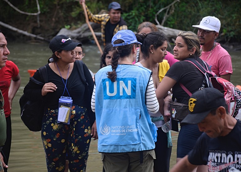 UN Human Rights worker speaks with people arriving to the intake centre on the Panama side of the Darien Gap. © Carlos Rodriguez/ROCA 