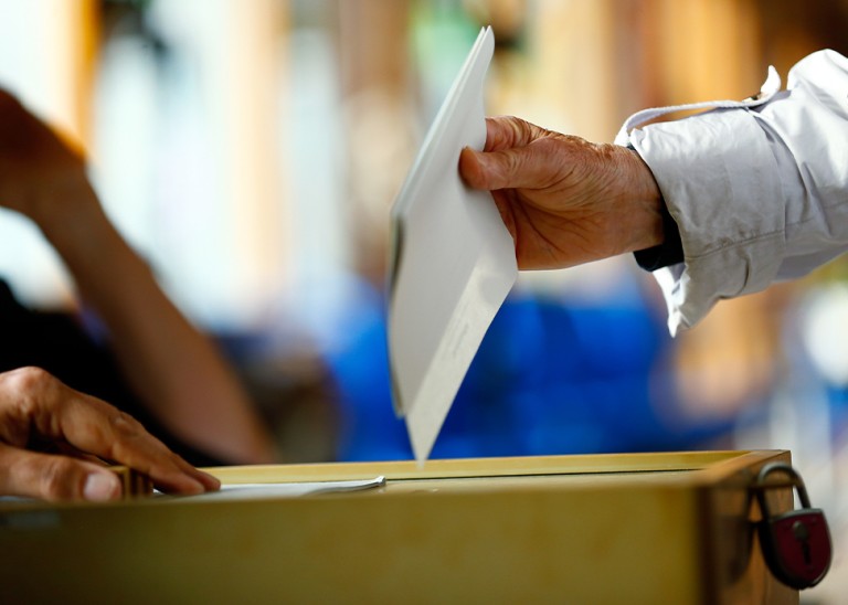 People cast their vote during a regional state election in Germany in 2017.© REUTERS/Thilo Schmuelgen